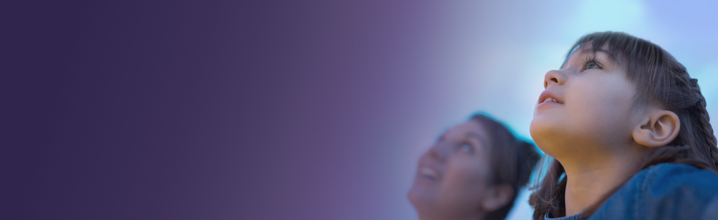 O mamă alături de un copil